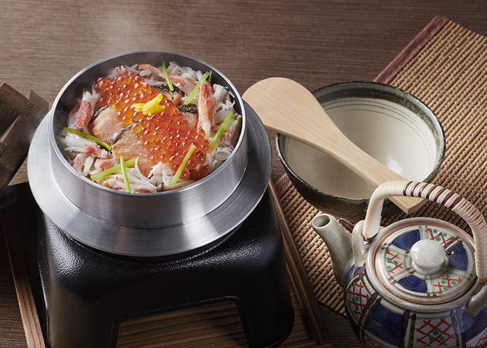 カニとサーモンのごちそう釜飯